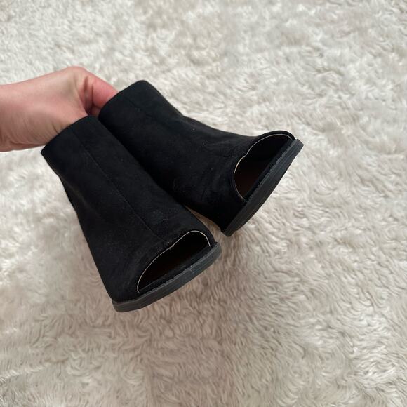 NWOT Qupid Peep Toe Blocked Heeled Booties Size 6 Black Faux Suede Open Toe - Picture 3 of 6